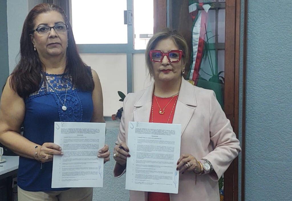 La imagen muestra a la directora del plantel del CETIS 13 Sor Juana Inés de la Cruz a la izquierda y a la derecha a la Lic. Patty Aguilar, representante de la Fundación Tatis, con el documento de la firma de convenio entre las dos instituciones