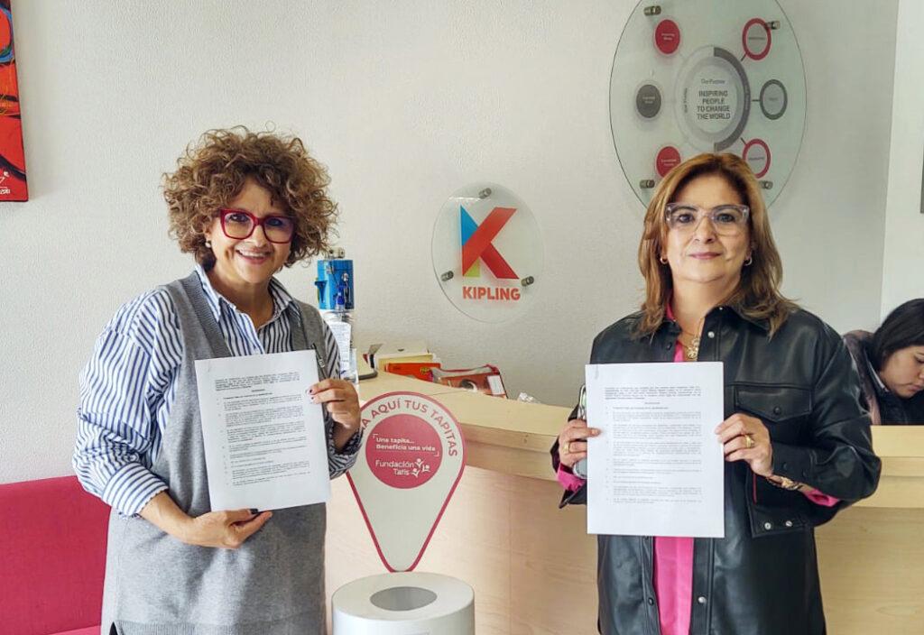 La imagen muestra a la representante del colegio Kippling, Miss Cecilia Furlog (izquierda) y a la derechas a la Lic. Patty Aguilar, representante de Fundación Tatis, ambas en sus manos exhiben las hojas del convenio de colaboración