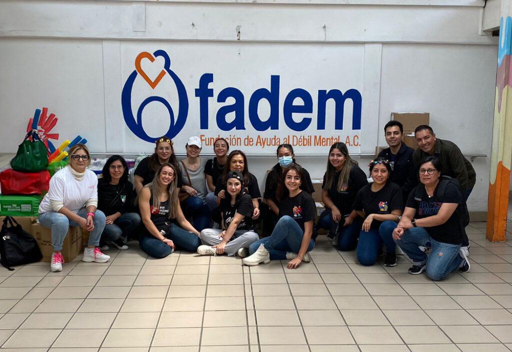 La imagen muestra el equipo de personas que participo en el día de la Fundación de Ayuda al Débil Mental (FADEM)