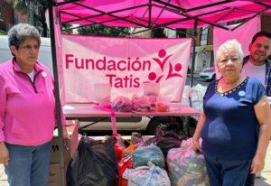 La imagen muestra a dos benefactores que donaron tapitas para Fundación Tatis