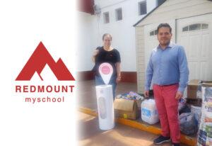 La imagen muestra la donación de tapitas del Colegio Redmount MySchool a fundación Tatis
