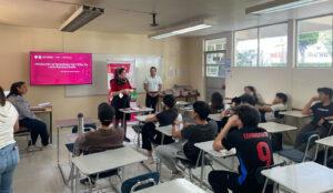 En un salón de clase están 10 alumnos y 3 facilitadores, exponiendo, al frente del salón hay una pantalla que dice "Introducción al Aprendizaje Del Código De Lecto-Escritura Braille"