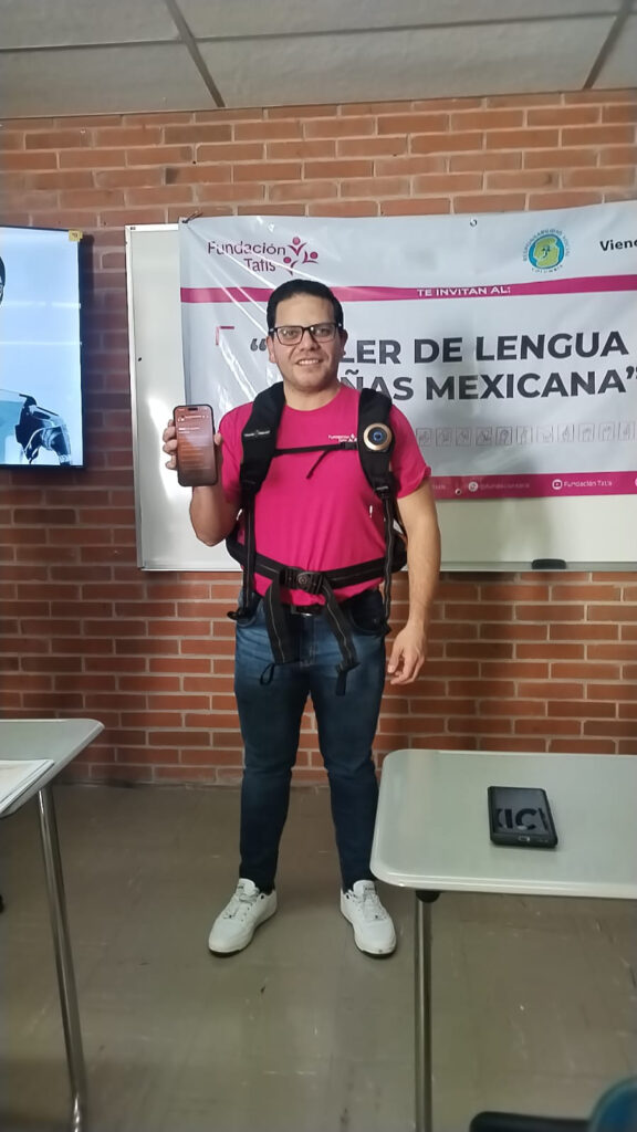 David Calderón, Coordinador de Fundación Tatis, muestra la interfaz de una tecnología de asistencia en un teléfono mobil que controla una mochila mediante la cual las personas sordas pueden sentir la vibración de la música en un concierto