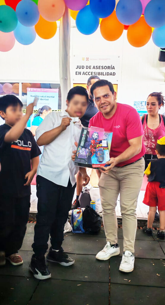 Colaboradores de Fundación Tatis se muestran entregando juguetes a infancias durante la Jornada del 30 de Abril
