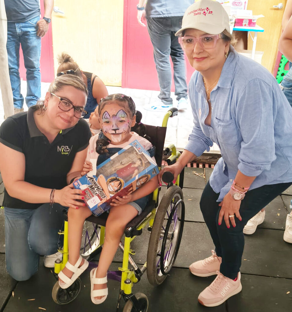 Personas colaboradores de Fundación Tatis y de empresas Aliadas como FICEIN, Grupo MRB, MRB Energía Empresarial y Bargali y Asociados se muestran entregando juguetes e interactuando con las infancias con discapacidad durante la jornada del 30 de Abril