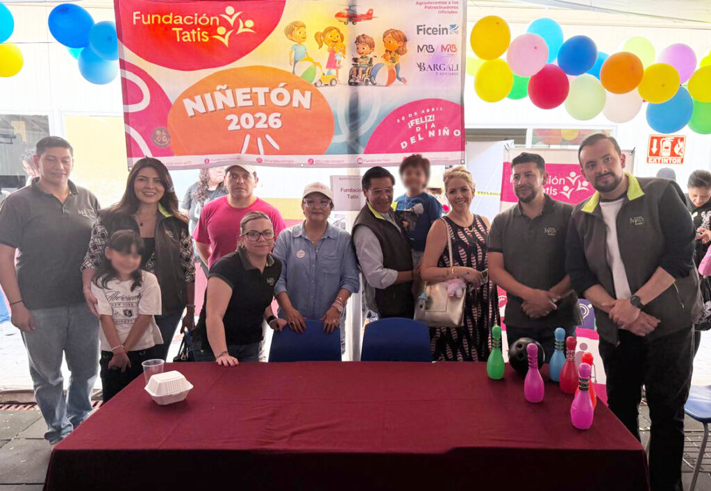 Personas de Fundación Tatis y personas colaboradores de empresas aliadas posan para la foto, al fondo una lona que dice Niñetón 2026, Feliz 30 de Abril Día de la Niña y el Niño