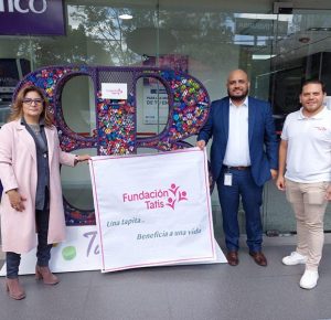 La imagen muestra la firma de convenio entre Fundación Tatis y BanBajío para la campaña "Una Tapitas... Beneficia Una Vida"