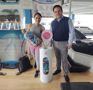 La imagen muestra la donación de tapitas de plástico del gimnasio Aka Fitness a Fundación Tatis